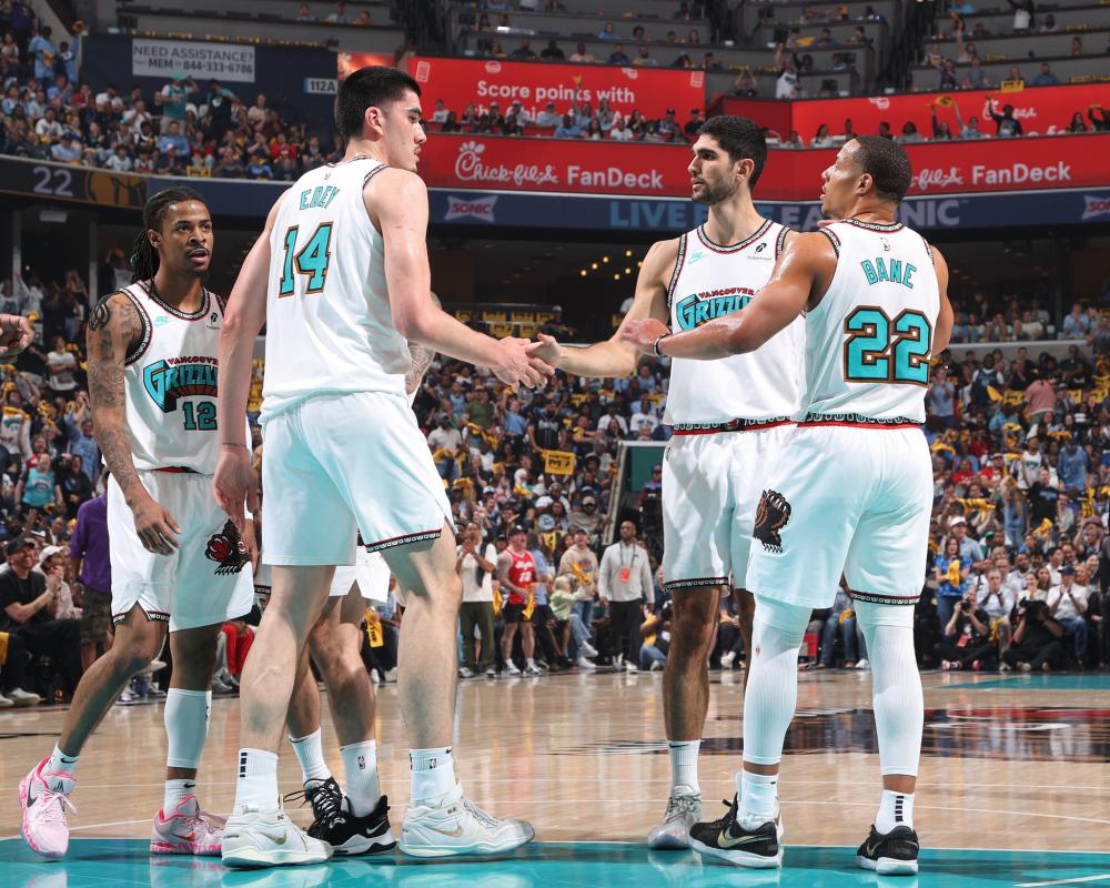 詹姆斯单打时明显更换中轴脚，走步了都没吹.